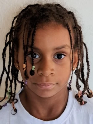 Akysha Maria Červená