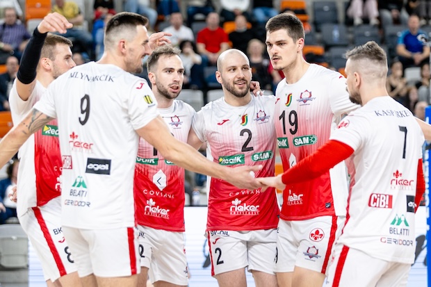 Komárno po hladkom priebehu vyrovnalo finálový stav na 1:1